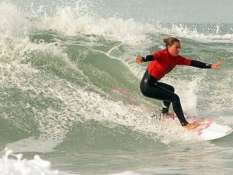 El surf tampoco se le resiste a Blanca Manchón