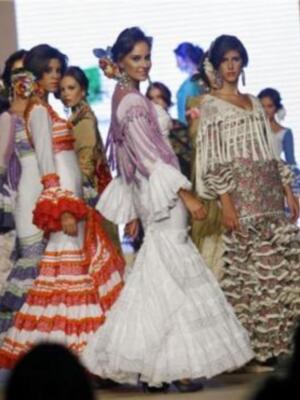 Pilar Vera muestra en Jerez de la Frontera sus diseños en un desfile solidario a beneficio de la Asociación Gaditana de Esclerosis Múltiple.