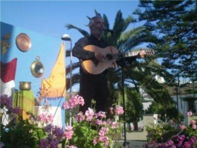 Elenco de artistas solidarios celebran Las Cruces de Mayo en Triana