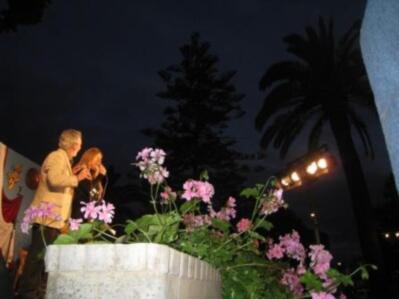 Elenco de artistas solidarios celebran Las Cruces de Mayo en Triana