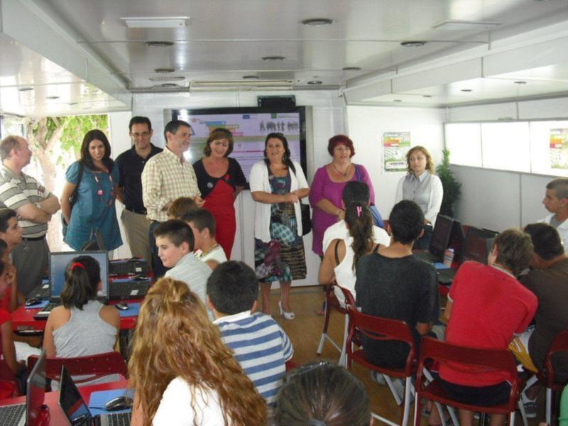 Un autobús  para la  conciliación de la vida familiar y laboral  visita Chipiona