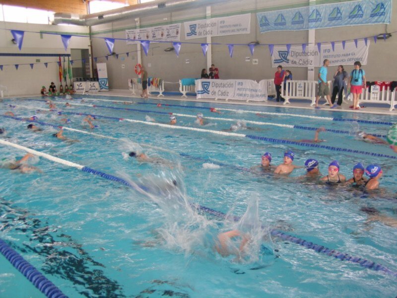 150 pre-benjamines han participado en la jornada de natación y convivencia organizada por Diputación en Rota  