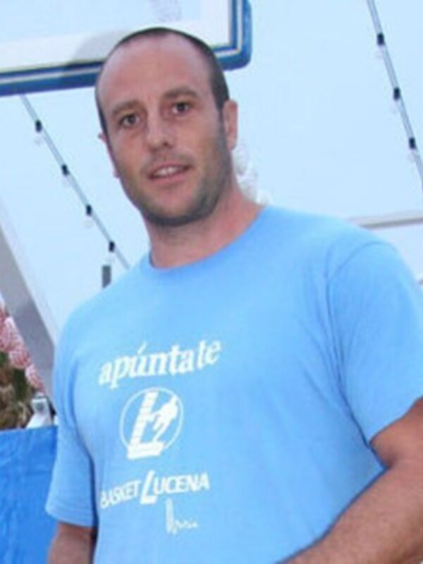 Un hombre con una camiseta azul que dice "apúntate" y "Basket Lucena" está en un barco con globos rojos.