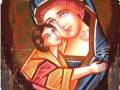 Iconografía bizantina, representa a la Virgen con el Niño Jesús. La imagen está enmarcada y tiene un fondo dorado con símbolos religiosos.