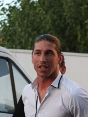 Sergio Ramos se da un baño de masas en Camas