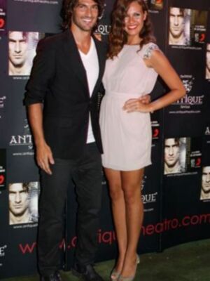 Jessica Bueno, pareja de Feliciano López reaparece tras su polémico romance, en la presentación del nuevo videoclip de Hugo Salazar.