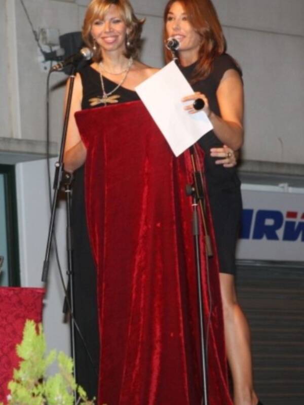 Raquel Revuelta presentó a Marina Bernal en el pregón del Cerro del Águila.