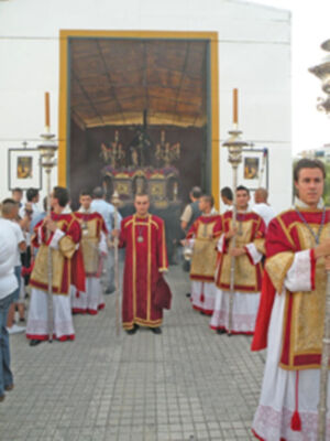 La procesión de todo un barrio por el Cristo de la Caridad de la barriada de los Príncipes.
