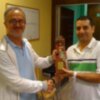Juan Antonio Ruiz recibe una réplica  del primer premio de chirigota del carnaval gaditano 2010 "Los que van por derecho" 