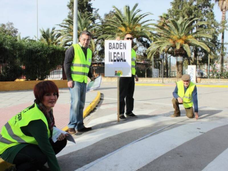 Isabel María Fernández, junto con compañeros de Izquierda Unida de Chipiona, comprueba que los badenes   son ilegales.