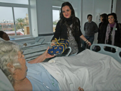Voluntarios de la UPO reparten regalos a los mayores hospitalizados en el Hospital Virgen del Rocío