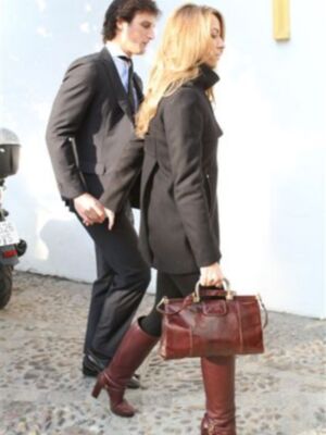 Rafael Medina con su mujer y su hermano Luis asisten a la misa funeral por su tío Luis en el palacio de Pilatos de Sevilla