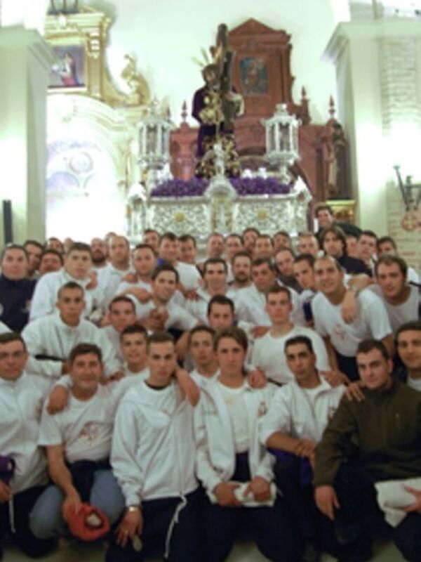 Reunión de costaleros en la hermandad de Jesús Nazareno de Alcalá del Río
