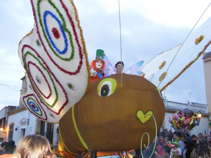 Gines se echó a la calle para disfrutar en masa del Desfile de Carnaval y de la fiesta en el Pabellón