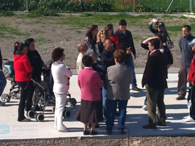 El candidato popular, Antonio Peña, visitó la zona donde se construye el punto limpio, junto a los vecinos de la misma(Chipiona)