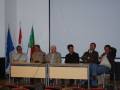 Panel de discusión con representantes de diferentes países y organizaciones en un evento público.