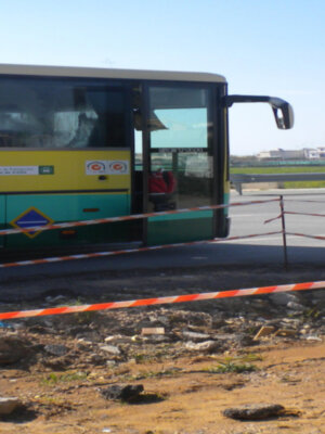 La parada de transporte escolar de la Escalereta  es insegura y podría ocasionar algún accidente(Chipiona) 
