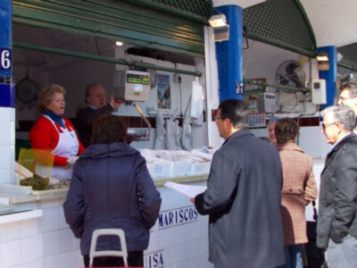 Antonio Peña mostró la verdad sobre la Plaza de Abastos a los comerciantes. (Chipiona)