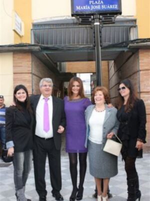 María José Suárez homenajeada por su pueblo natal acompañada de toda su familia
