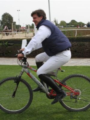 Cayetano vuelve a competir tras sus problemas de salud con el apoyo de su madre