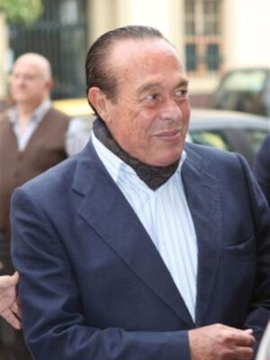 Curro Romero, primera salida pública tras salir del hospital para hacerse hermano del cachorro junto a Carmen Tello y Cayetana de Alba