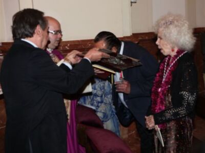 Curro Romero, primera salida pública tras salir del hospital para hacerse hermano del cachorro junto a Carmen Tello y Cayetana de Alba