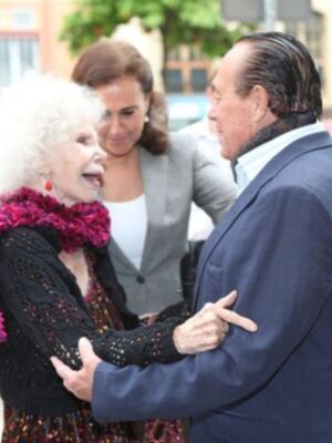 Curro Romero, primera salida pública tras salir del hospital para hacerse hermano del cachorro junto a Carmen Tello y Cayetana de Alba