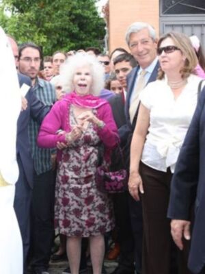 La Duquesa de Alba disfruta de la semana santa de Sevilla a pie de calle, como una sevillana más