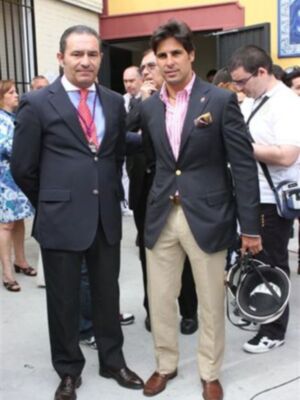 Fran Rivera comienza a vivir la semana santa de Sevilla con su escudo de cofrade en la solapa 