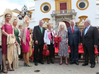 La Duquesa de Alba, con mantilla, madrina de la exhibición de enganches  