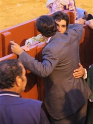 El abrazo de Fran Rivera y Cayetano en la maestranza