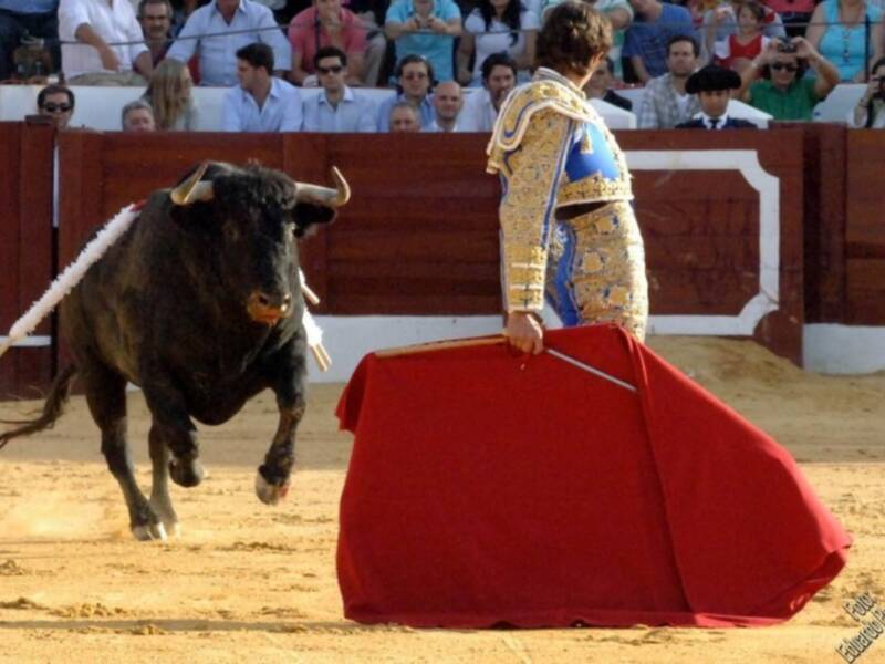 Los tres toreros a hombros en la segunda de Osuna