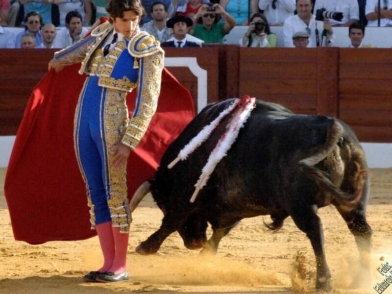 Los tres toreros a hombros en la segunda de Osuna