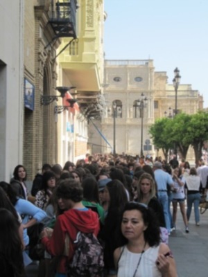 600 personas hacen cola para ver a Mario Casas en FNAC