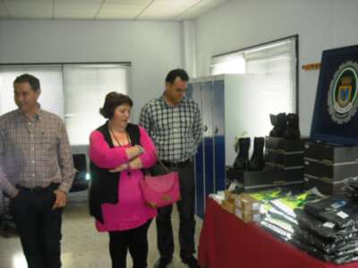 Seguridad Ciudadana  entrega la nueva indumentaria a los agentes de la Policía Local de Chipiona 