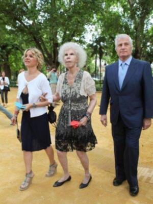 La duquesa de Alba inaugura su estatua en Sevilla rodeada de todos sus hijos menos Jacobo