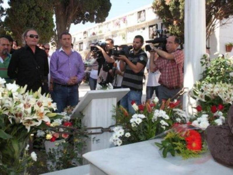 Amador Mohedano llevo flores para Rocío Jurado en el V aniversario de su fallecimiento