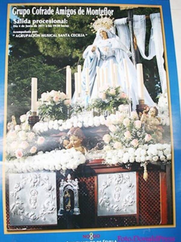 Salida de la Cruz de Mayo organizada por el Grupo Cofrade Amigos de Monteflor en Sevilla, resultó una vez más brillante.