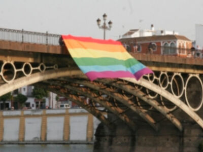 La bandera arcoiris toma los monumentos de Sevilla