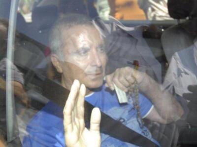 Ortega Cano dado de alta mucho más delgado, pelo corto canoso, agradecido y con un rosario 