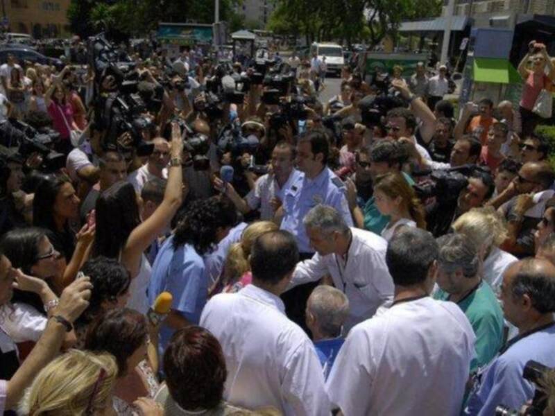 Ortega Cano dado de alta mucho más delgado, pelo corto canoso, agradecido y con un rosario