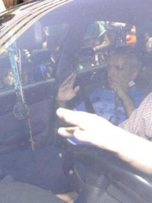 Ortega Cano dado de alta mucho más delgado, pelo corto canoso, agradecido y con un rosario 