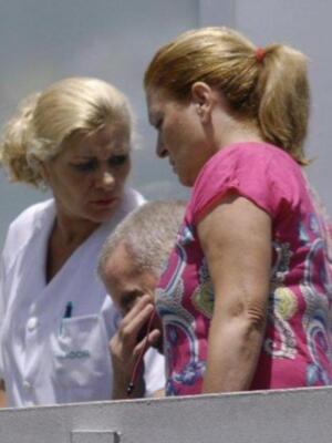 Ortega Cano dado de alta mucho más delgado, pelo corto canoso, agradecido y con un rosario 