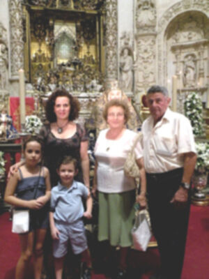 Sevilla se rinde a sus pies. (Reina de los Reyes)