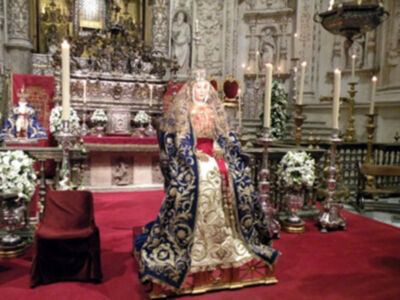 Sevilla se rinde a sus pies. (Reina de los Reyes)