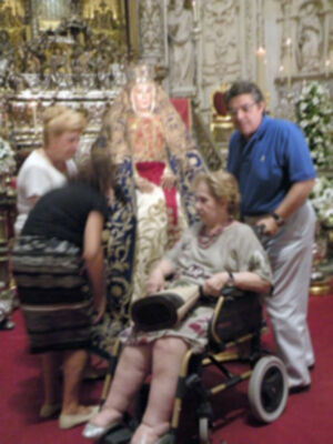 Sevilla se rinde a sus pies. (Reina de los Reyes)