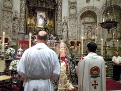Sevilla se rinde a sus pies. (Reina de los Reyes)