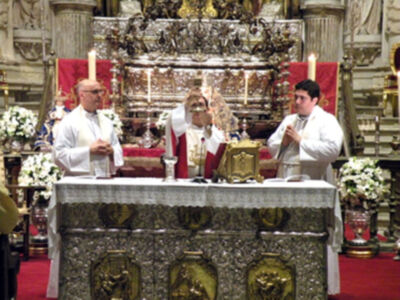 Sevilla se rinde a sus pies. (Reina de los Reyes)