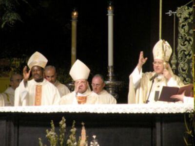 Eucaristía presidida, por el arzobispo y el obispo auxiliar de Sevilla en la Plaza del Triunfo de la capital Hispalense