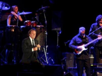 Julio Benítez el cordobés asistió a ver el concierto de su padrino julio iglesias en Lucena